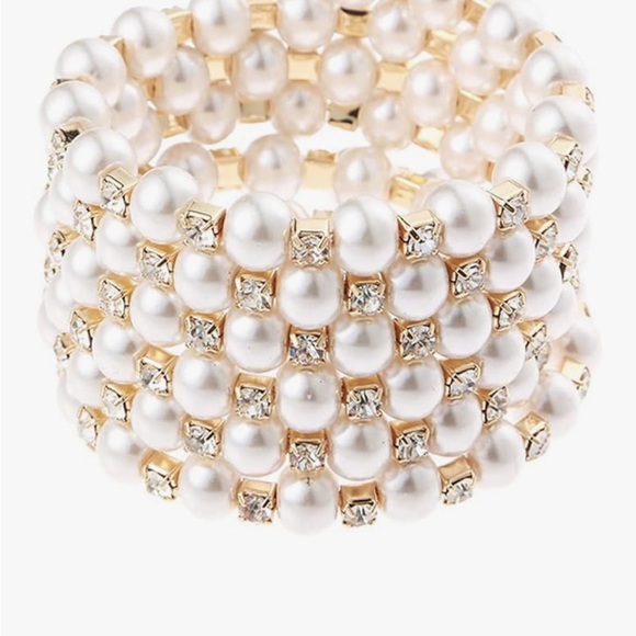 Jewelry - Elegant Pearl and Gold Bracelet